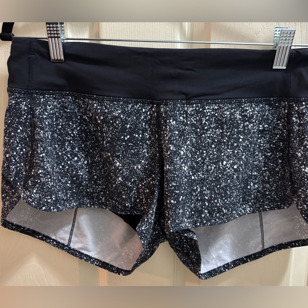 Lululemon Run Times 2.5” Shorts Iced Wave White/ Black Size 6